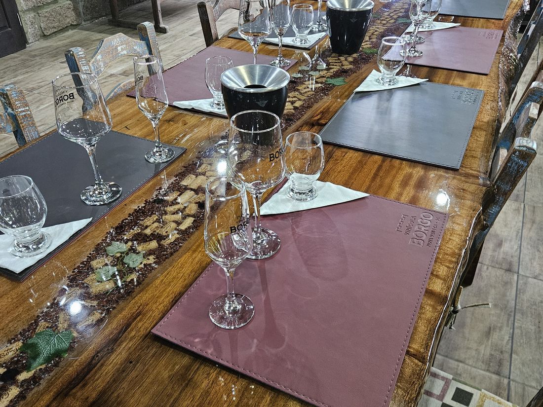 Mesa posta com taças e a tábua para a degustação