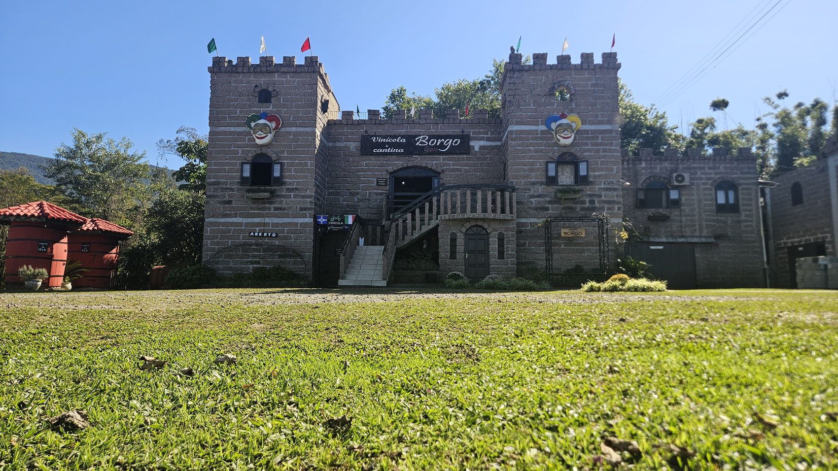 O castelo da Vinícola Borgo em Nova Veneza, ao ar livre, durante o dia