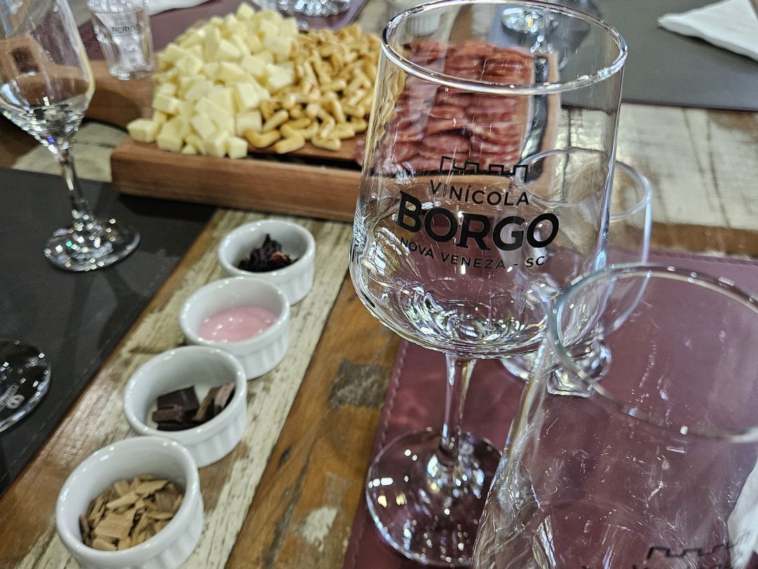 Taças e potinhos de aroma preparados na mesa de degustação
